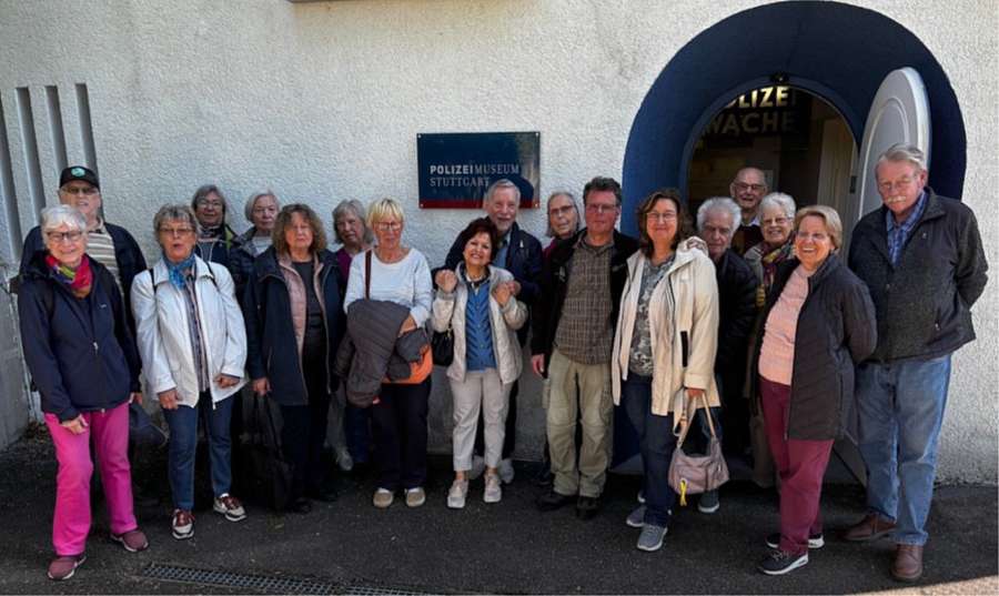 Die Gruppe des TPM vor dem Polizeimuseum