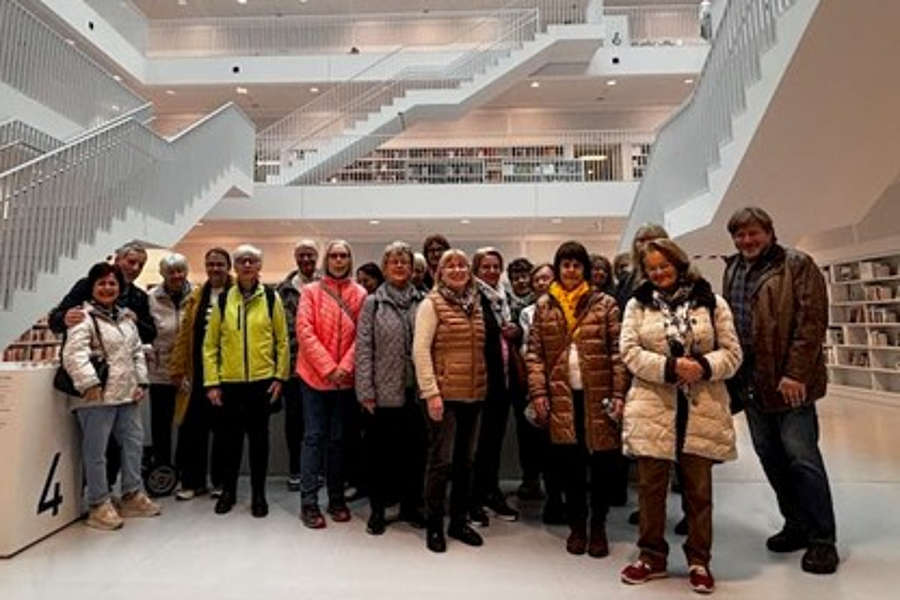Besuchergruppe in der Bibliothek