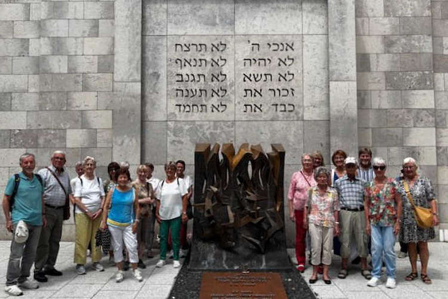 TPM Gruppe vor Synagoge